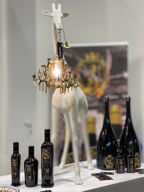 Olio Extravergine Di Oliva De Luca DOP LAMETIA 100% Italiano Monocoltura Carolea Estratto a Freddo Made In Calabria De Luca L'eccellenza Italiana Che Fa Sognare Il Mondo The Organic extra virgin Olive Oil from De Luca family olive oil producers has a superior quality, and focus on environmental consciousness. Respecting the Italy Calabria tradition, our olives are harvested by hand, avoiding any damage to the olives or the twigs.